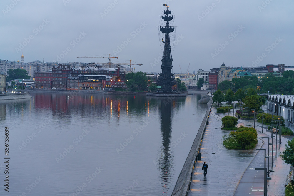 Φωτογραφία Photography of Moskva River and Peter the Great Statue in summer rainy day