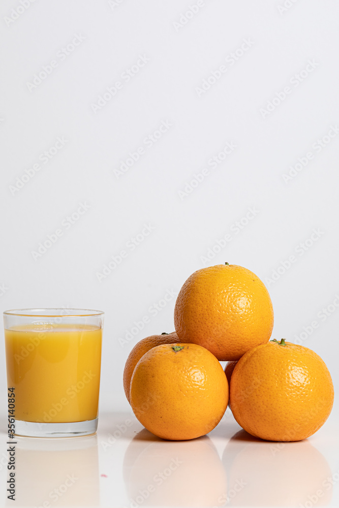 Orange vor weißem Hintergrund freigestellt Orange vor weißem Hintergrund freigestellt