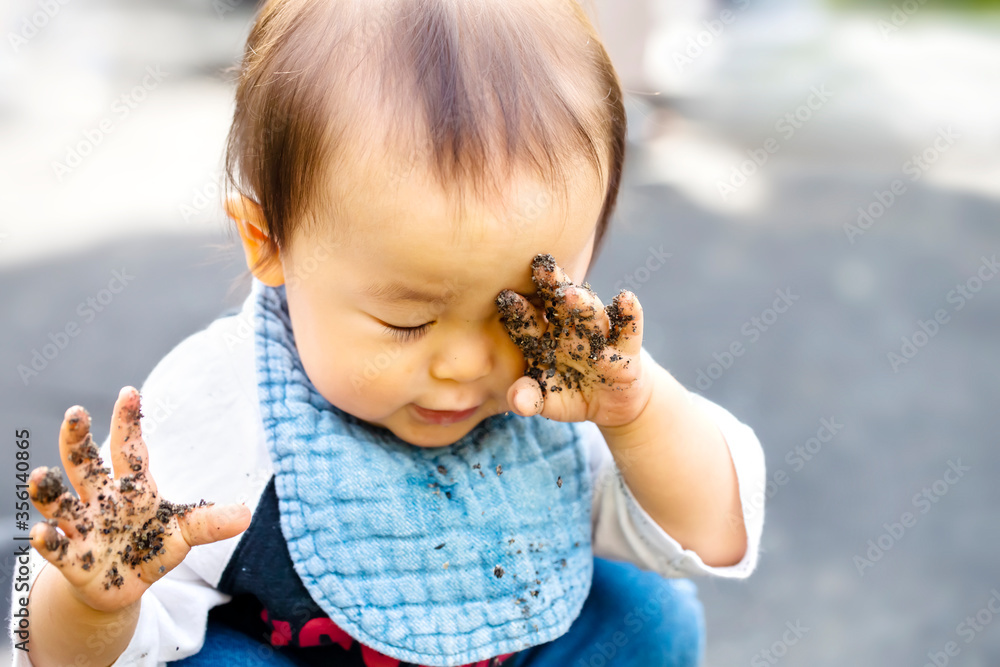 砂場で遊ぶ 砂がついている手で目をこする赤ちゃん 汚れた手で目を擦る Stock Photo Adobe Stock