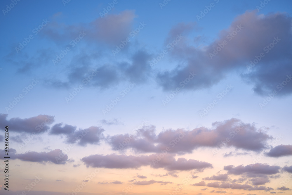 Obraz premium clear gradient skyline with cloud layer