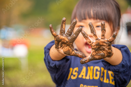 泥遊びをする子供
