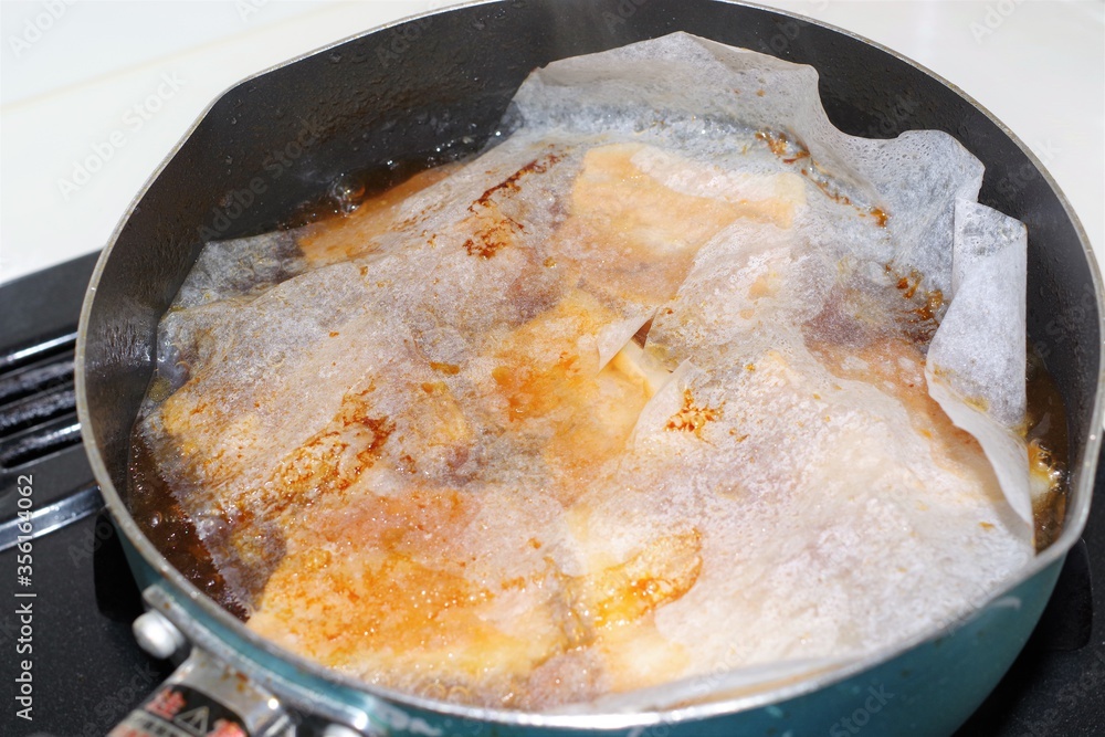 豚バラ肉の角煮を作っているシーン 豚バラ肉の角煮を作っているシーン