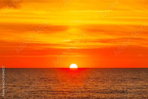 Schöner Sonnenuntergang am Meer © by-studio