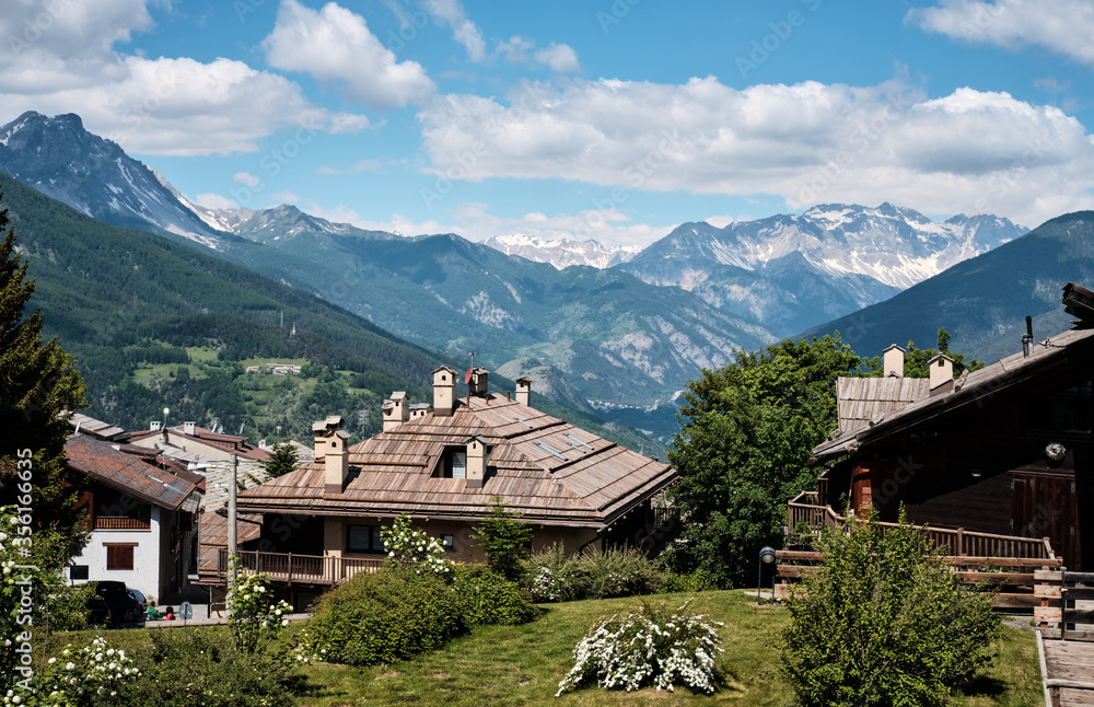 Paesaggio montano visto dalla città di Salice d'Ulzio.