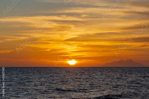 Tramonto sul mare, con vista sull'Isola di Marettimo. © Riccardo Giardina