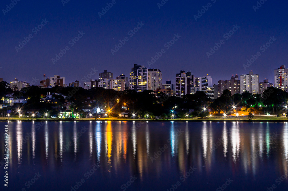 beautiful view of the city of curitiba on a beautiful night /  linda vista da cidade de curitiba numa bela noite 