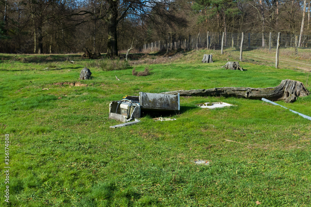 Stromkasten mutwillig zerstört, im Naturschutzgebiet Sanddünen, Baden-Baden Sandweier Stromkasten mutwillig zerstört, im Naturschutzgebiet Sanddünen, Baden-Baden Sandweier