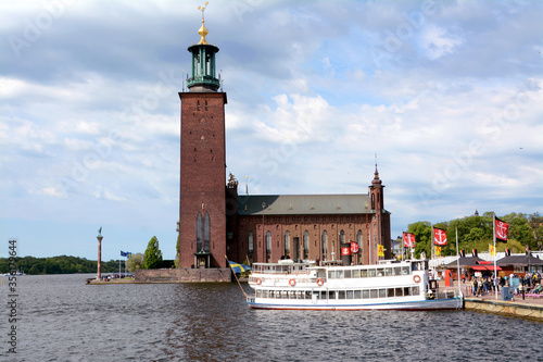 Stockholm City Hall is on the island of Kungsholmen, overlooking the waters of Lake Mälaren near the islands of Riddarholmen and Södermalm.