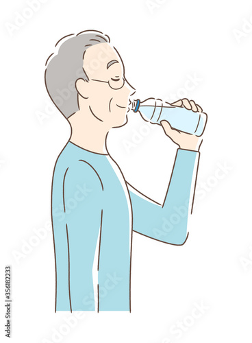 ペットボトルの水を飲む男性の横顔