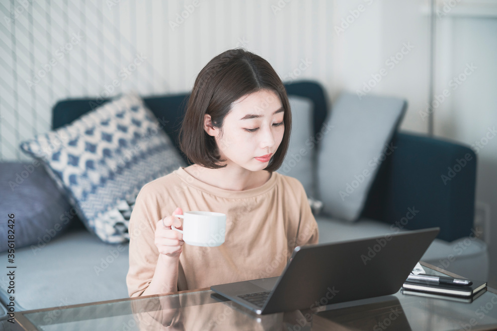自宅でリモートワークする女性 自宅でリモートワークする女性