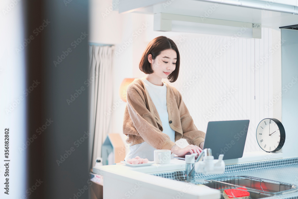 自宅でリモートワークする女性 自宅でリモートワークする女性