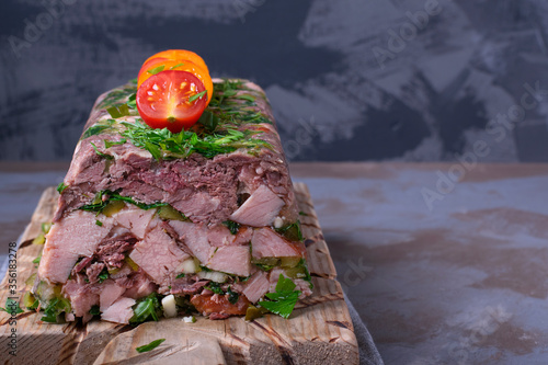 Foto Pork and beef terrine with herbs. French cuisine aspic meal