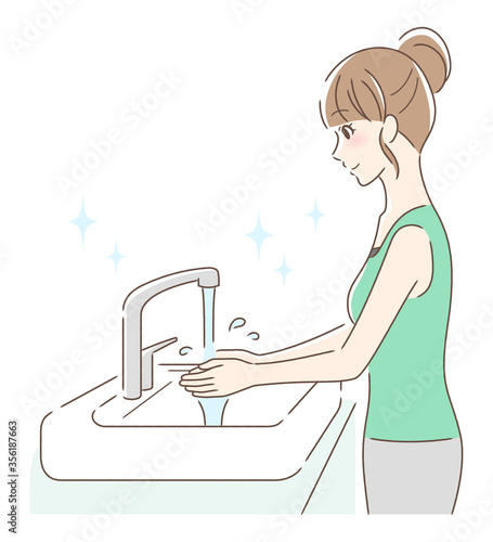 水道水で手を洗う女性
