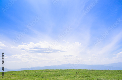 高ボッチ高原 牧場の草原と空