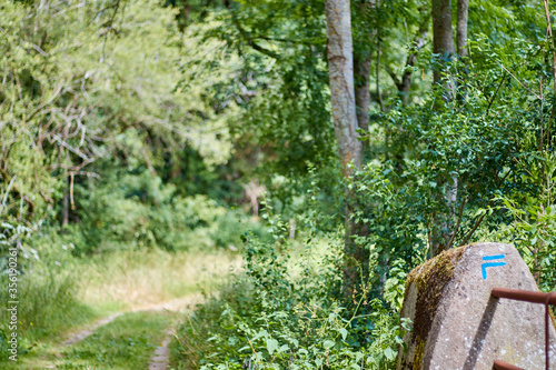 Balisage d un chemin de randonn  e sur une pierre