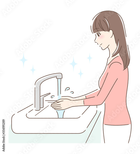水道水で手を洗う女性