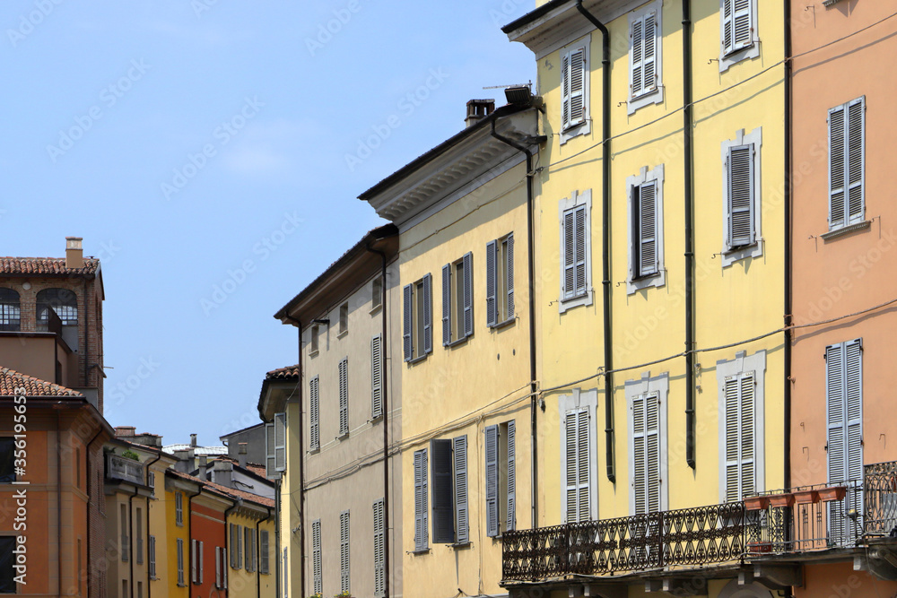 Fototapeta premium piacenza e case colorate in italia, colorful buildings in piacenza city in italy