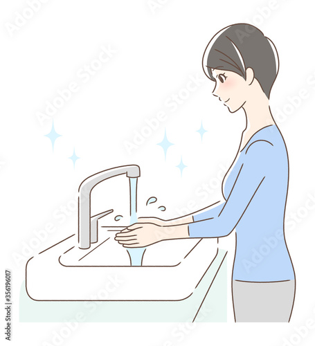 水道水で手を洗う女性