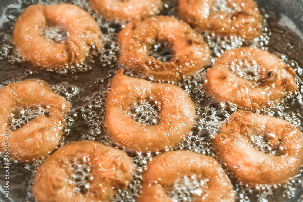 Cocinando rosquillas en la sartén Cocinando rosquillas en la sartén
