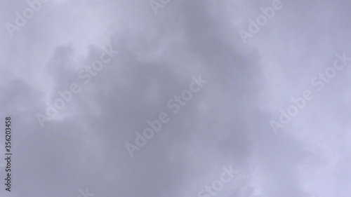 Cielo nublado. Plano nadir girando lentamente