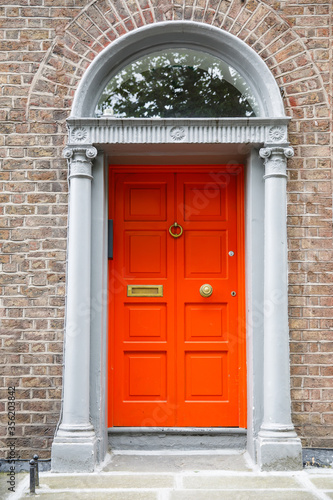 Colorful georgian doors in Dublin, Ireland. Historic doors in different colors painted as protest against English King George legal reign over the city of Dublin in Ireland © Irina Schmidt