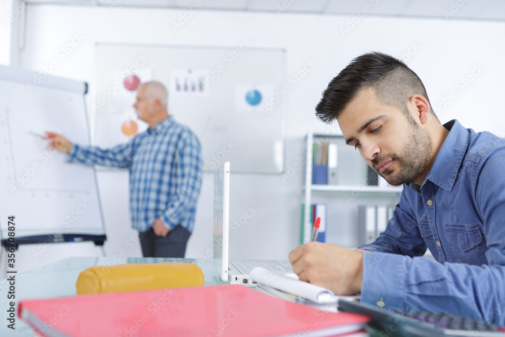 Obraz premium teacher drawing graph on office white board