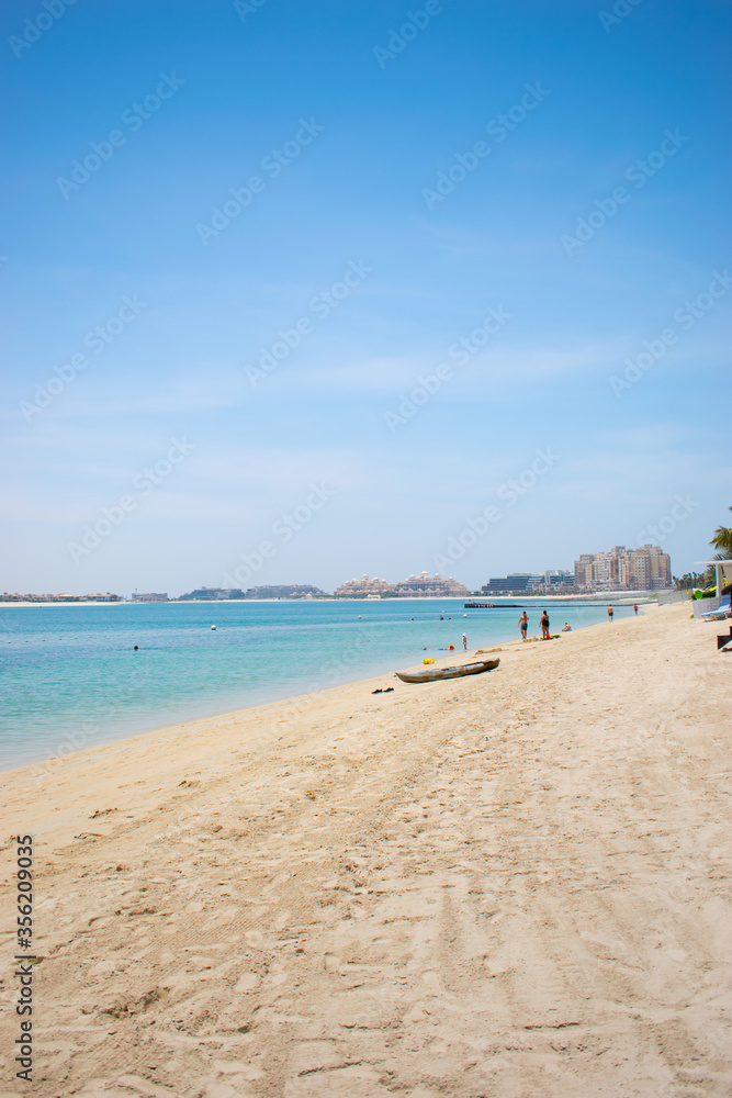 Playa de guau cristalina en Dubai 