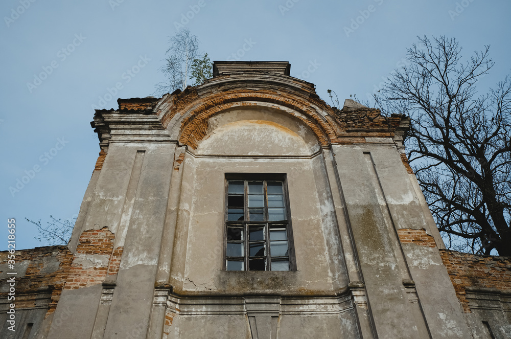 Abandoned House, the destruction of Renaissance architecture