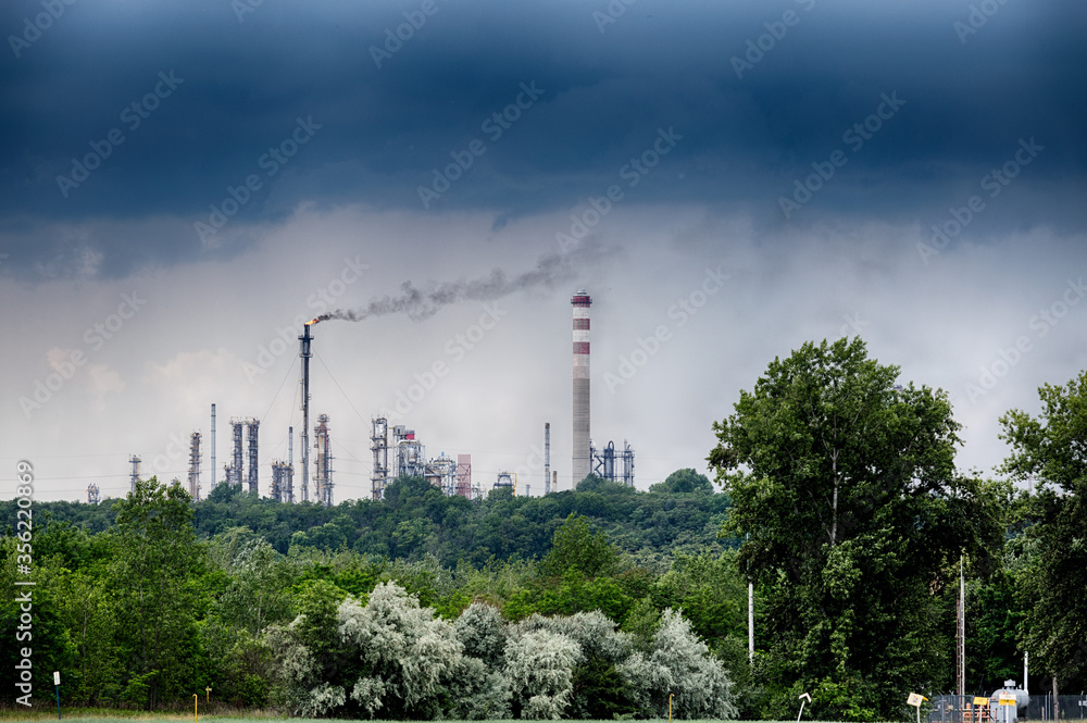 Obraz premium umweltverschmutzung durch industrie in ungarn, neben der donau