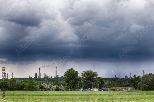 gasstation und raffinerie an der schönen blauen donau in ungarn