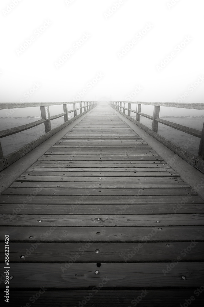 Pier im Nebel