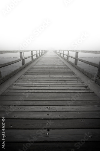 Pier im Nebel