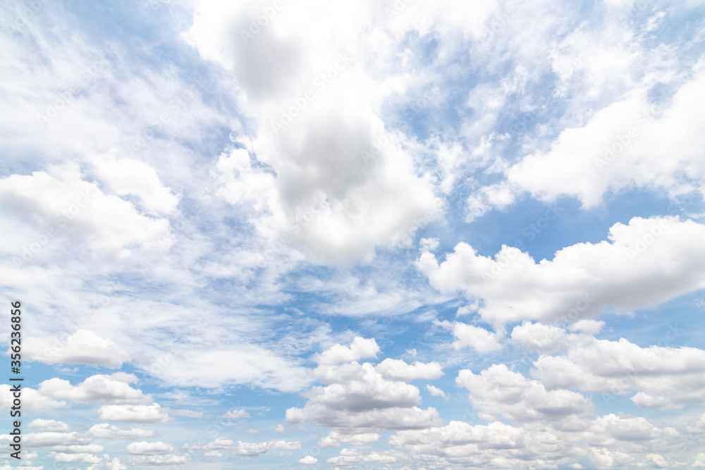 Naklejka premium Beautiful blue sky with cloudy background and texture.