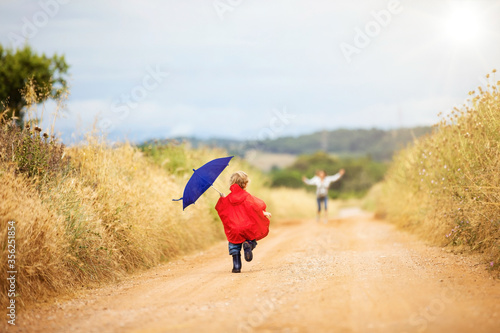 Madre e hijo corriendo bajo la lluvia