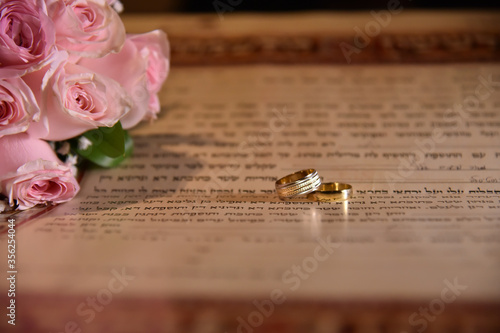 rings on the marriage contract