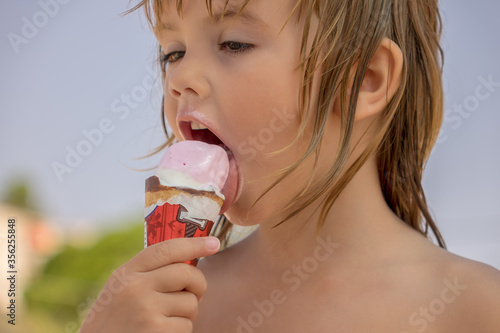 Obraz na płótnie little girl eating ice cream w salonie