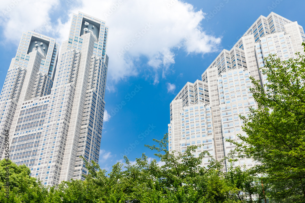 (東京都ｰ都市風景)新緑に囲まれた都庁３