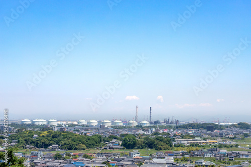 ガスタンクのある日本の街