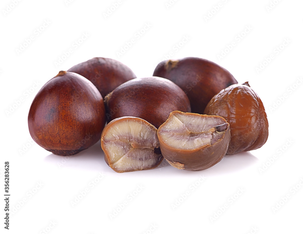 Obraz premium chestnuts isolated on white background