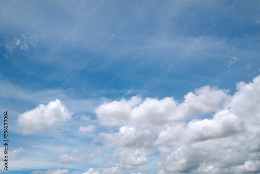 Obraz premium Blue sky with beautiful natural white clouds.