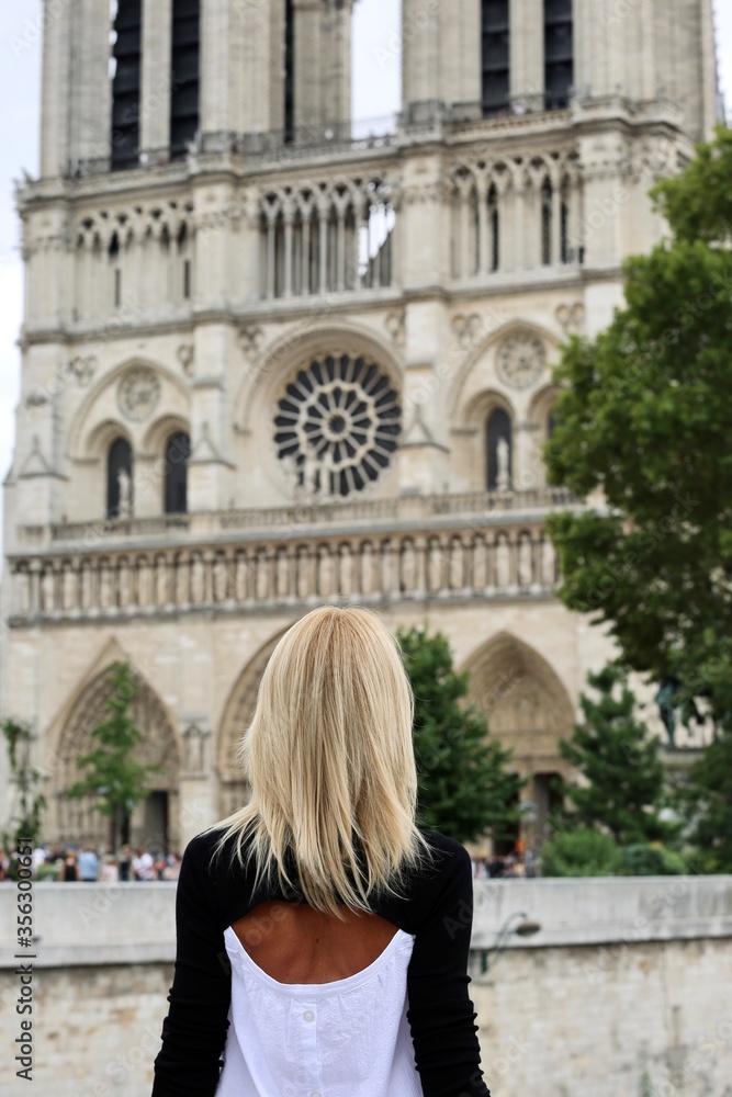 Fototapeta premium young woman in paris