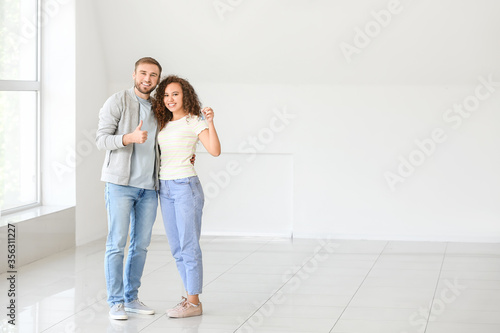 Happy young couple with key in their new flat © Pixel-Shot