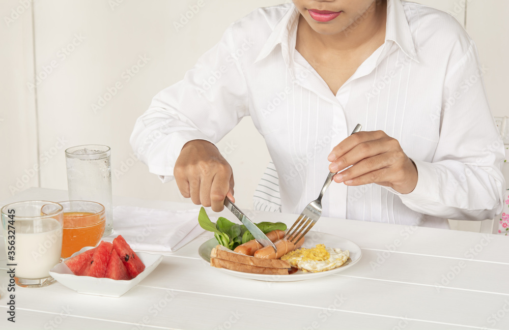 Working women Eat healthy breakfast alone. Keep social distance. To avoid getting infected with the virus.