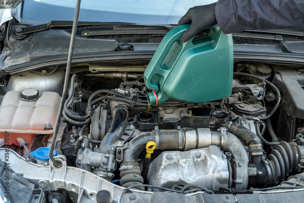 mechanic change oil to engine, car servicing mechanic change oil to engine, car servicing