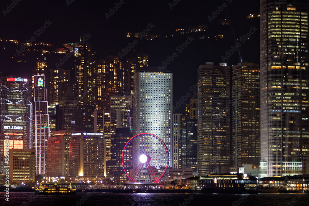 Nocna panorama wyspy Hong Kong