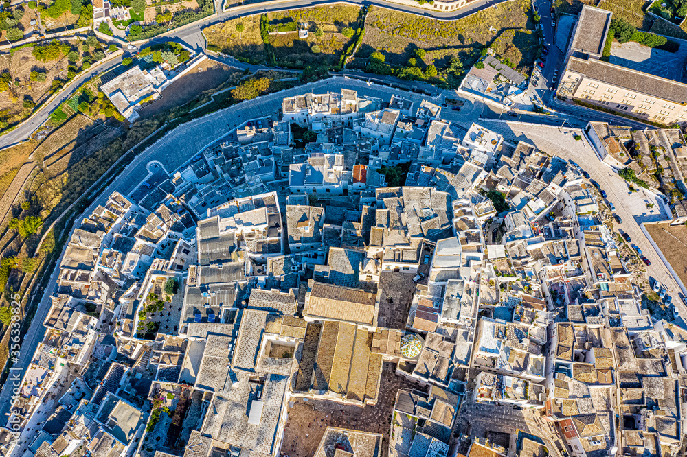 Fototapeta premium Die Stadt Ostuni in Italien aus der Luft