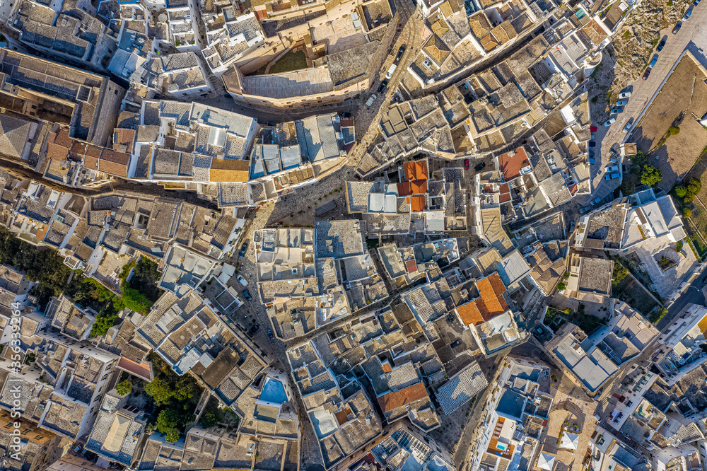 Fototapeta premium Die Stadt Ostuni in Italien aus der Luft