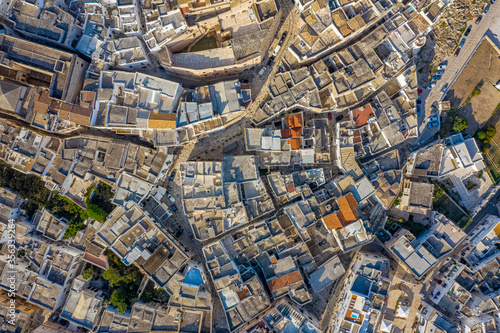 Die Stadt Ostuni in Italien aus der Luft © Roman