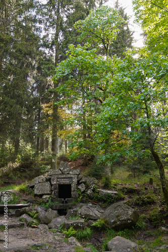 Wanderweg zwischen Felsen im Fichtelgebirge