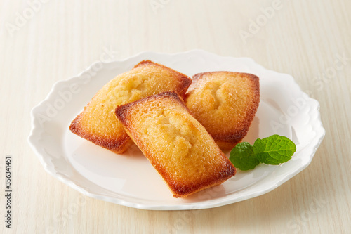白い洋皿に美味しそうなフィナンシェが3個